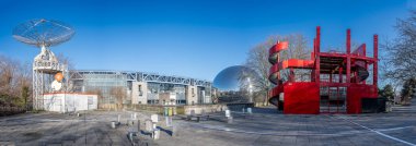 Paris, Fransa - 02 01 2025 Villette Kanalı. La Geode küresinin panoramik görüntüsü, Bilim ve Endüstri Müzesi binası, bir radyo çanağı ve kırmızı Folie N4 heykeli.