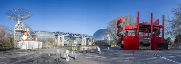 Paris, Fransa - 02 01 2025 Villette Kanalı. La Geode küresinin panoramik görüntüsü, Bilim ve Endüstri Müzesi binası, bir radyo çanağı ve kırmızı Folie N4 heykeli.