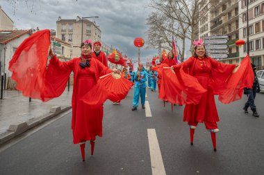 Aubervilliers, Fransa - 02 05 2022: Çin Yeni Yılı. Aubervilliers bölgesinde orman yılanı yılı şenlikleri