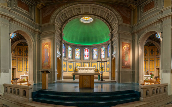 Париж, Франция - 02 07 2025: Фландрский район. Вид внутри церкви Сен-Жака Сен-Фабхе