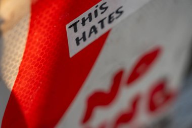 Gün batımında dışarıda kırmızı beyaz bir tabela var.