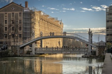 Paris, Fransa - 02 01 2025: Bassin de la Villette manzarası, Flanders 'ın kaldırma köprüsü ve günbatımında yaya köprüsü