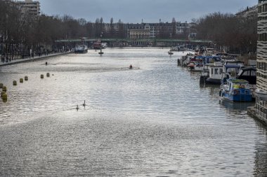 Paris, Fransa - 02 08 2025: Bassin de la Villette manzarası, botlar, Stalingrad Rotunda ve Sevgililer Günü için suda yüzen iki kuğu