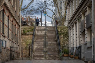 Paris, Fransa - 02 08 2025: Buttes-Chaumont Parkı yakınlarındaki yerleşim yerleri olan tipik bir taş merdiven manzarası