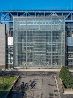 Paris, Fransa - 02 02 02 2025 Villette Kanalı. Bilim ve Endüstri Müzesi 'nin ve Çinli dansçıların önündeki cam cepheye bakın.