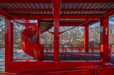 Paris, Fransa - 02 02 02 2025: La Villette Parkı. Folie N4 adlı parkta oyuncu kırmızı yapıyı görüntüle