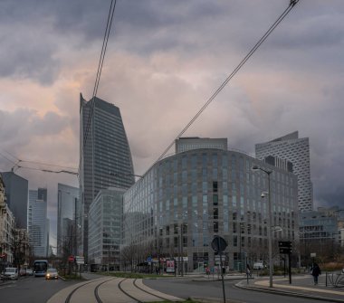 Courbevoie, Fransa - 02 5 2025: Tramvay hattından La Defense bölgesinin görüntüsü