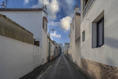 Gennevilliers, Fransa - 01 21 2025: Beyaz binaları olan boş tipik dar bir caddenin panoramik manzarası