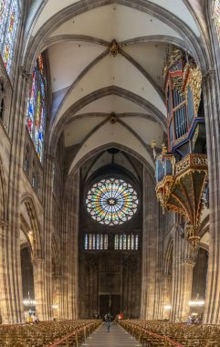 Strasbourg, Fransa - 06 26 2024: Strasbourg Katedrali. Koronun panoramik görüntüsü, transseptler, geçişler ve katedralin içindeki vitraylar.
