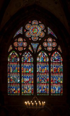 Strasbourg, Fransa - 06 26 2024: Strasbourg Katedrali. Koronun panoramik görüntüsü, transseptler, geçişler ve katedralin içindeki vitraylar.