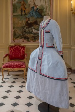 Paris, Fransa - 03 01 2025: Le Louvre Couture. Thom Browne. Trompe-l 'oeil kriket takımı