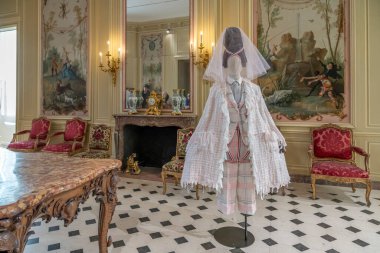 Paris, Fransa - 03 01 2025: Le Louvre Couture. Thom Browne. Trompe-l 'oeil kriket takımı