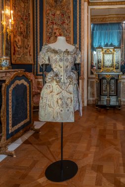 Paris, Fransa - 03 01 2025: Le Louvre Couture. Vivienne Westwood. Korse ve etek, ipek üzerine işlenmiş cam boncuklar.