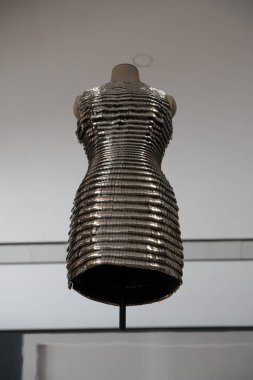 Paris, Fransa - 03 01 2025: Le Louvre Couture. Paco Rabanne. Kısa elbise squam mettalik ağ, zincir birleştirme