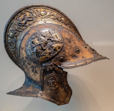 Paris, Fransa - 03 01 2025: Le Louvre Müzesi. Bourguignotte miğferi, Horatius Cocles kendini Tiber nehrine atıyor.