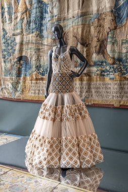 Paris, Fransa - 03 01 2025: Le Louvre Couture. Silvia Venturini Fendi. Çiçek mozaiğiyle işlenmiş nakış elbisesi.