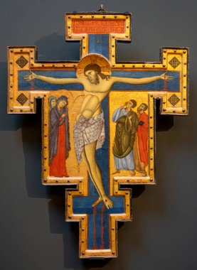 Paris, Fransa - 03 01 2025: Cimabue, İtalyan Resimlerinin Kökeni. Kavak paneline boyanmış haç, içki ve altın rengi.