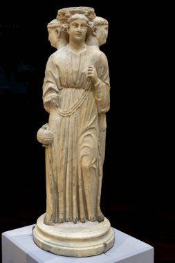 Paris, Fransa - 03 01 2025: Cimabue, İtalyan Resimlerinin Kökeni. Üç yardımcı, Aziz Dominic 'in mezarından bir heykel, mermer.