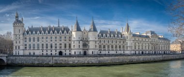Paris, Fransa - 03 08 2025: Pont Au Change ve La Conciergerie 'nin Quai de Seine' deki panoramik manzarası