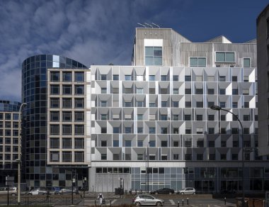 Paris, Fransa - 03 07 2025: La Defense iş bölgesi. Savunma kuleleri bölgesindeki grafiksel cephenin detaylarını incele