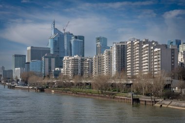 Courbevoie, Fransa - 03 07 2025: Savunma kulelerinin panoramik manzarası ve Courbevoie Köprüsü 'nden konut