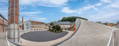 Meisenthal, Fransa - 06 09 2024: Meisenthal Glasworks site museum. Kesme, oyma ve döşeme atölyesi binaları ve bahçedeki Özgürlük Bahçesi