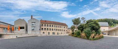 Meisenthal, Fransa - 06 09 2024: Meisenthal Glasworks site museum. Kesme, oyma ve döşeme atölyesi binaları ve bahçedeki Özgürlük Bahçesi