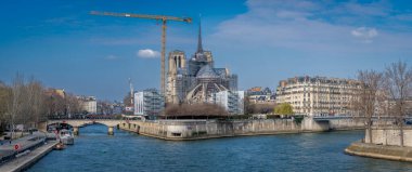 Paris, Fransa - 03: 15 2025 Notre Dame de Paris. Notre-Dame Katedrali 'nin panoramik manzarası, yeni çatı ve Tournelle Köprüsü' nden Seine.
