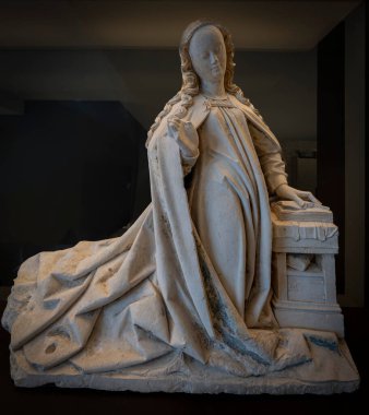 Paris, Fransa - 03: 15 2025: Cluny Müzesi. Vernon Taşı Heykeli Çokrenkli Antlaşma Anıtı