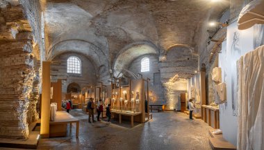Paris, Fransa - 03: 15 2025: Cluny Müzesi. Stones 'un konuşmasını sağlamak. The Frigidarium 'un içindeki panoramik manzara Notre-Dame Katedrali' nin oyulmuş ortaçağ dekorasyonuyla