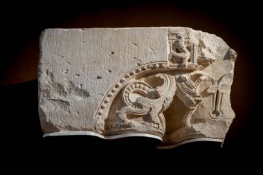 Paris, Fransa - 03: 15 2025: Cluny Müzesi. Stones 'un konuşmasını sağlamak. Polychrome Lutetian kireç taşı heykeli, bir heykel sütununun başkenti ve orta sütun.