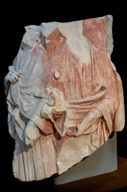 Paris, Fransa - 03: 15 2025: Cluny Müzesi. Stones 'un konuşmasını sağlamak. Polychrome Lutetian kireç taşı heykeli, köşedeki blokta iki eski ahit figürü yan yana dizilmiş.