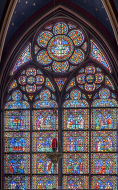 Paris, Fransa - 03 18 2025 Notre Dame de Paris. Katedral kilisesinin içinde bir heykel, resimler ve vitraylı pencereye bakın.