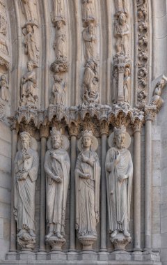 Paris, Fransa - 03 18 2025 Notre Dame de Paris. Sainte-Anne portalının kuzey cephesindeki heykellerinin ayrıntıları.