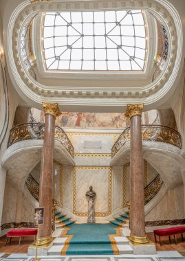 Paris, Fransa - 03 22 2025: Andre Jacquemart Müzesi. Kış bahçesinin panoramik manzarası ve müzenin merdivenleri.