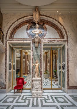 Paris, Fransa - 03 22 2025: Andre Jacquemart Müzesi. Kış bahçesinin panoramik manzarası ve müzenin merdivenleri.