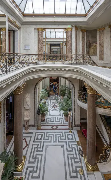 Paris, Fransa - 03 22 2025: Andre Jacquemart Müzesi. Kış bahçesinin panoramik manzarası ve müzenin merdivenleri.