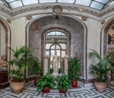 Paris, Fransa - 03 22 2025: Andre Jacquemart Müzesi. Kış bahçesinin panoramik manzarası ve müzenin bitki ve heykelleri.