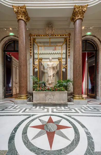 Paris, Fransa - 03 22 2025: Andre Jacquemart Müzesi. Kış bahçesinin panoramik manzarası ve müzenin bitki ve heykelleri.