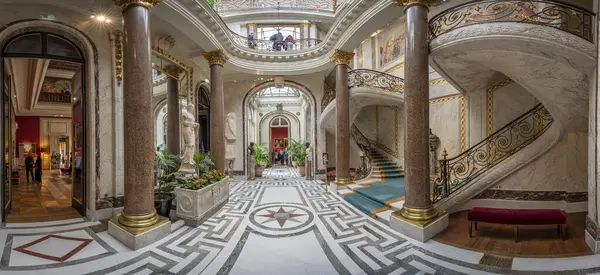 Paris, Fransa - 03 22 2025: Andre Jacquemart Müzesi. Kış bahçesinin panoramik manzarası ve müzenin merdivenleri.