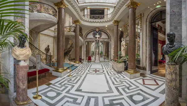 Paris, Fransa - 03 22 2025: Andre Jacquemart Müzesi. Kış bahçesinin panoramik manzarası ve müzenin merdivenleri.