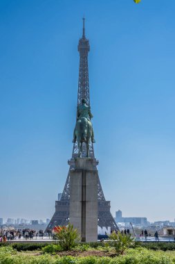 Paris, Fransa - 03 31 225: Eyfel Kulesi, Trocadero Meydanı ve Mareşal Foch 'un binicilik heykeli