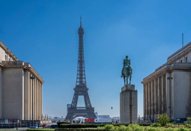 Paris, Fransa - 03 31 225: Eyfel Kulesi, Trocadero Meydanı ve Mareşal Foch 'un binicilik heykeli