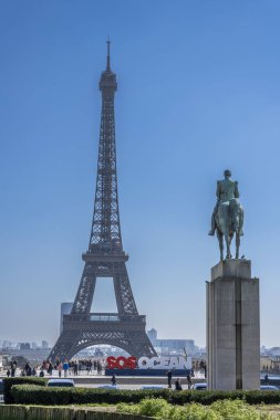 Paris, Fransa - 03 31 2025: Eyfel Kulesi, Trocadero Meydanı ve Mareşal Foch 'un binicilik heykeli