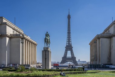 Paris, Fransa - 03 31 2025: Eyfel Kulesi, Trocadero Meydanı ve Mareşal Foch 'un binicilik heykeli, Trocadero Esplanade ve SOS Ocean sloganı