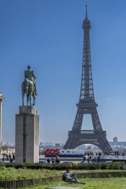 Paris, Fransa - 03 31 2025: Eyfel Kulesi, Trocadero Meydanı ve Mareşal Foch 'un binicilik heykeli, Trocadero Esplanade ve SOS Ocean sloganı
