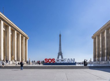 Paris, Fransa - 03 31 2025: Eyfel Kulesi, Trocadero Esplanade ve SOS Ocean sloganı ve çevresindeki insanlar