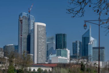 Paris, Fransa - 04 03 2025: La Defense iş bölgesi. Gökdelenleri, konut kulelerini Puteaux Adası 'nı ve Puteaux Köprüsü' nden Seine Nehri 'ni görün.