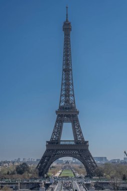 Paris, Fransa - 03 31 2025: Trocadero geçidi ve Champ-De-Mars ve Askeri Okulun ardından Eyfel Kulesi 'nin Panoramik Manzarası