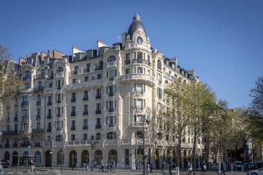 Paris, Fransa - 04 05 05 2025: Şehirdeki bir yerleşim yerinin tipik dış görünüşü